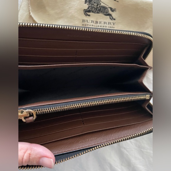 Like New! Authentic Burberry Wallet - Picture 8 of 15